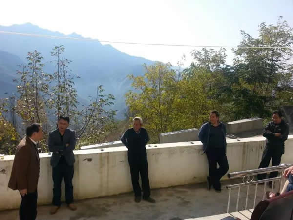 隴運集團公司董事長、黨委書記李寅祥率相關人員專程前往精準扶貧點進行深入調研