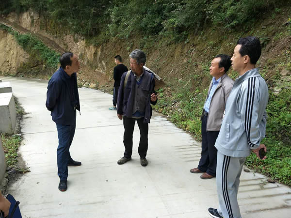 隴運(yùn)集團(tuán)公司黨委書記、董事長李寅祥同志深入琵琶鎮(zhèn)寧強(qiáng)村開展幫扶工作