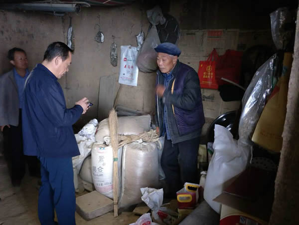 隴運(yùn)集團(tuán)公司黨委書記、董事長李寅祥同志深入琵琶鎮(zhèn)寧強(qiáng)村開展幫扶工作