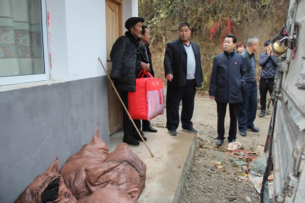 隴運(yùn)集團(tuán)公司開(kāi)展“解難題、辦實(shí)事、送溫暖”主題黨日活動(dòng)