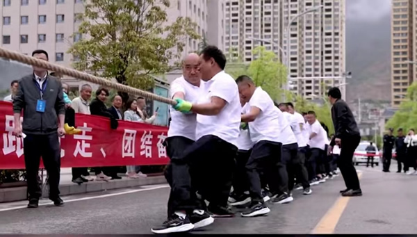 中國夢·勞動(dòng)美--凝心聚魂跟黨走 團(tuán)結(jié)奮斗新征程 隴運(yùn)集團(tuán)公司參加隴南市慶“五一”市直單位職工拔河比賽