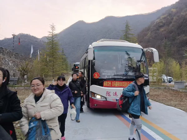 隴南市隴運集團文縣客運公司、公交公司圓滿完成“春韻文州·白馬盛典2026文縣白馬山寨跑山賽”運輸保障任務(wù)