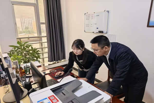 隴南市隴運(yùn)集團(tuán)公司黨委書(shū)記、董事長(zhǎng)馬明喜深入一線(xiàn)開(kāi)展“五一”節(jié)日期間安全生產(chǎn)檢查